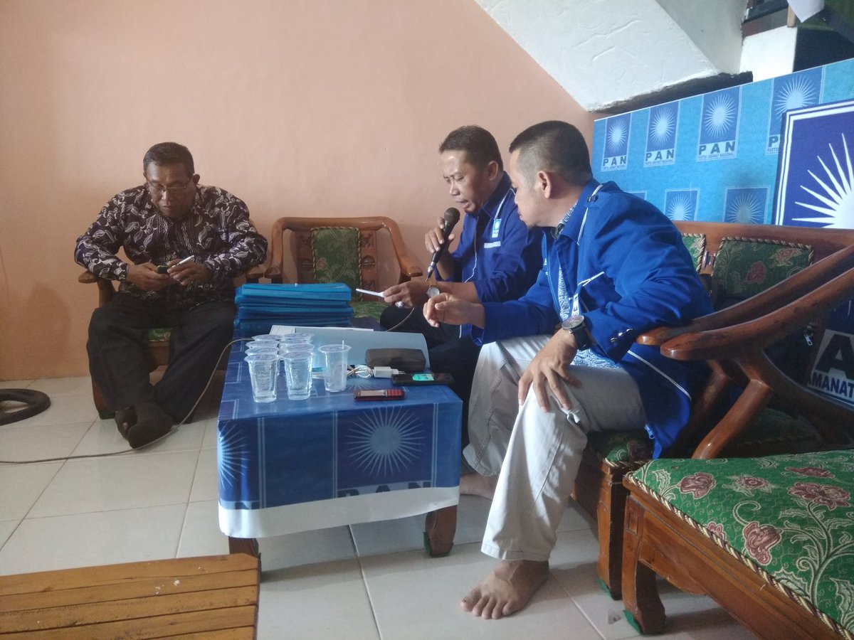 andriPAN86's tweet photo. Rapat harian DPD PAN Sambas, persiapan para bacaleg DPRD Kabupaten yang akan di usung pilkada tahun 2019.@ZUL_Hasan @AstoRiskon @EKarnian @Pan_Sambas @diman_bang  #DPDPANSambas @GunturPmk
#GunturSPMM
#ForDPRRI
#PemimpinHaraPANKitaBersama
#PANOptim12 https://t.co/ex3BHeXKcc