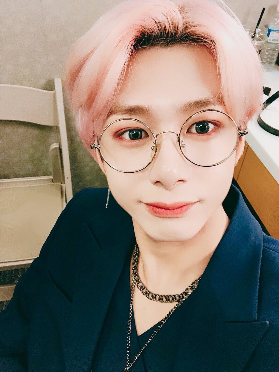 OfficialMONSTAX's tweet photo. [#형원] 비 오니까 안경ㅋㅋ뭔소리지..나도 모르겠지만 다들 감기 조심하고 굿밤! https://t.co/Qys6a39k1B