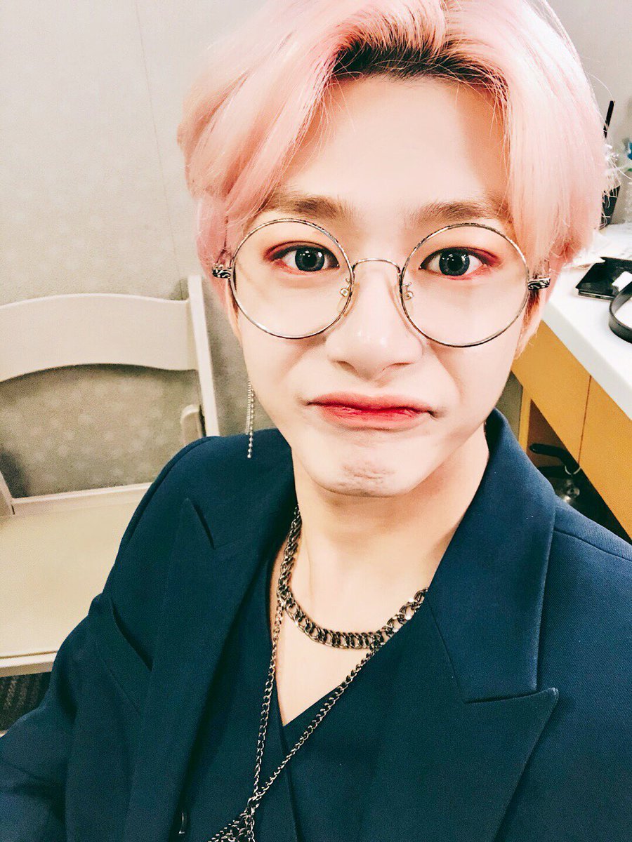OfficialMONSTAX's tweet photo. [#형원] 비 오니까 안경ㅋㅋ뭔소리지..나도 모르겠지만 다들 감기 조심하고 굿밤! https://t.co/Qys6a39k1B