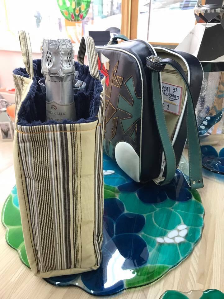 EWatto_Design's tweet photo. Online shop
⭐️✨⭐️✨⭐️
  Soon opens!
✨👜☀️👜✨

#now #available in #Helsinki #sevenon #glassart #shop 
Starting in 2 000€

(Bag and two pairs of #champagne #glass with which glass customer wants )

#handmade #finland https://t.co/4ORmXtfZbw