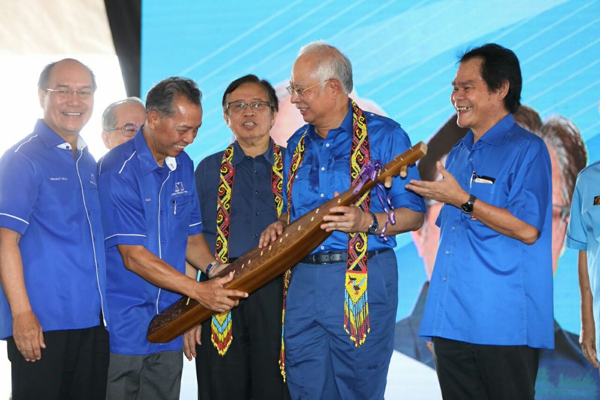NajibRazak's tweet photo. Sape, antara alat muzik paling merdu sekali bunyinya. Saya masih ingat saya pernah berjumpa Alena Murang, pakar alat muzik ini yang aktif mempromosikan muzik sape dan budaya Sarawak. Malaysia memang penuh dengan keunikan tersendiri! #1Malaysia https://t.co/TAyRSHYq9U