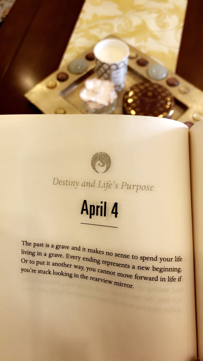 sakeenaalmanji's tweet photo. You cannot move forward in life if you are stuck looking in the rear view mirror #4aprile #robin_sharma #daily_inspiration https://t.co/NwaEboftw2