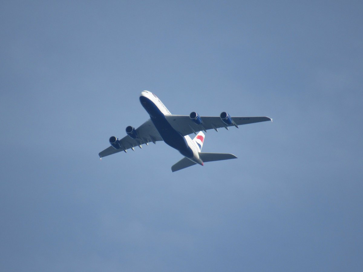 ian_bill67's tweet photo. @British_Airways BA289 G-XLEB A380-841 LHR-LAX 8000ft ascending over Milton Keynes #aviation #avgeek #aviationgeek #planespotting #contails #airbus @davewallsworth @leela747400 @HeathrowAirport https://t.co/M4lZ5neCdj