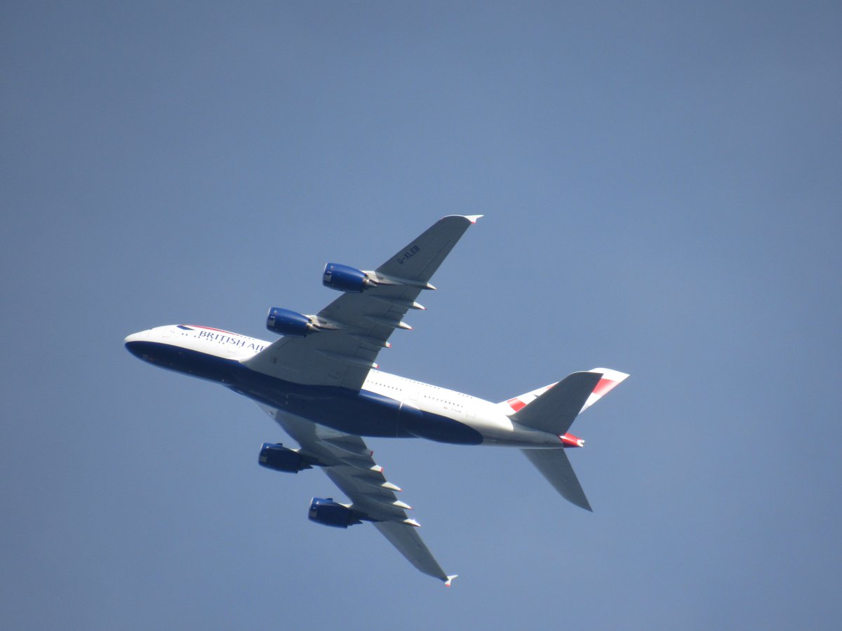 ian_bill67's tweet photo. @British_Airways BA289 G-XLEB A380-841 LHR-LAX 8000ft ascending over Milton Keynes #aviation #avgeek #aviationgeek #planespotting #contails #airbus @davewallsworth @leela747400 @HeathrowAirport https://t.co/M4lZ5neCdj