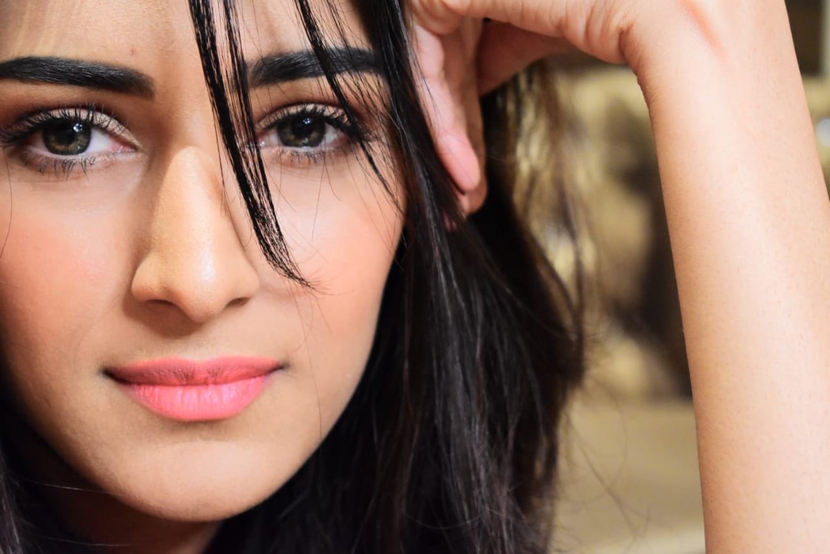 ADHM_FanClub's tweet photo. The gorgeous @IamEJF #EricaFernandes from #KuchRangPyarKe shall be present at the #MaxEmergingStar2018 auditions in #Vadodara tomorrow alongside mentor and ex-supermodel @marcrobinsonomg!

@maxfashionindia @shifaPR #MES2018 https://t.co/u4cavjIbT9