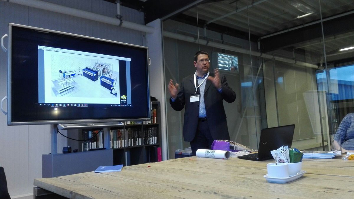 MoonenPackaging's tweet photo. #strakinhetpak met Piet, die tijdens de #expertmeeting #duurzaamverpakken van @Thuiswinkelorg haarfijn uitlegt wat #boxondemand jou oplevert. #geenverpaktelucht https://t.co/lXjjQfr0x3 https://t.co/BiUp2H127q