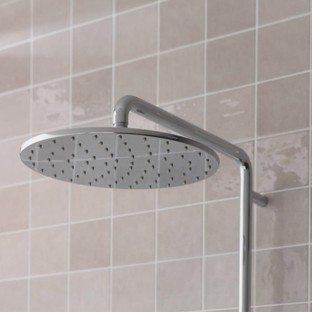 CarabelaTienda's tweet image. Regálate momentos placenteros, con piezas que transformarán tu rutina en la mejor experiencia del día. Con este fin, fue creada la columna de ducha Tono, una propuesta de #Systempool sobria y de acabados redondeados para un estilo atemporal y lujoso.