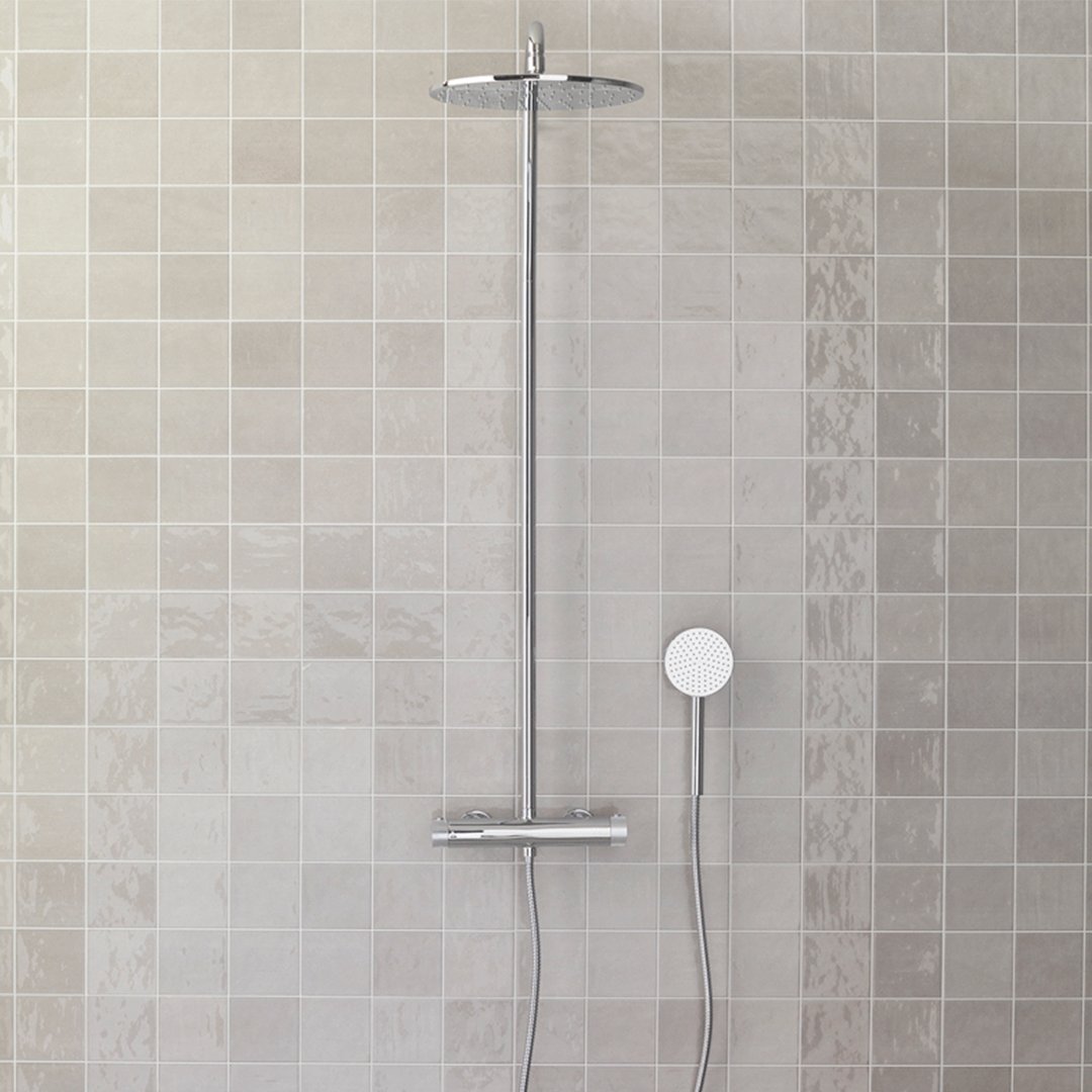 CarabelaTienda's tweet image. Regálate momentos placenteros, con piezas que transformarán tu rutina en la mejor experiencia del día. Con este fin, fue creada la columna de ducha Tono, una propuesta de #Systempool sobria y de acabados redondeados para un estilo atemporal y lujoso.