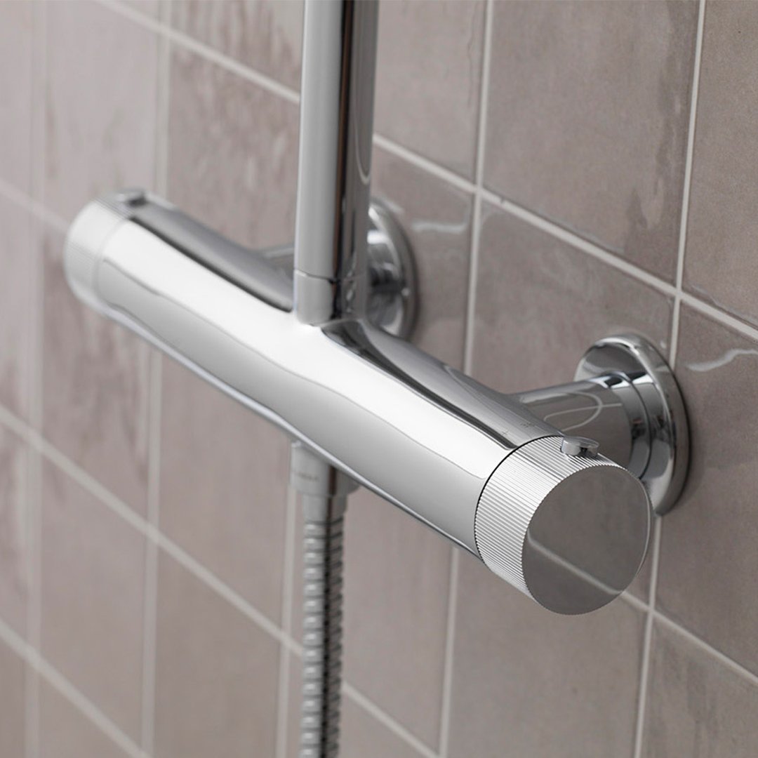 CarabelaTienda's tweet image. Regálate momentos placenteros, con piezas que transformarán tu rutina en la mejor experiencia del día. Con este fin, fue creada la columna de ducha Tono, una propuesta de #Systempool sobria y de acabados redondeados para un estilo atemporal y lujoso.