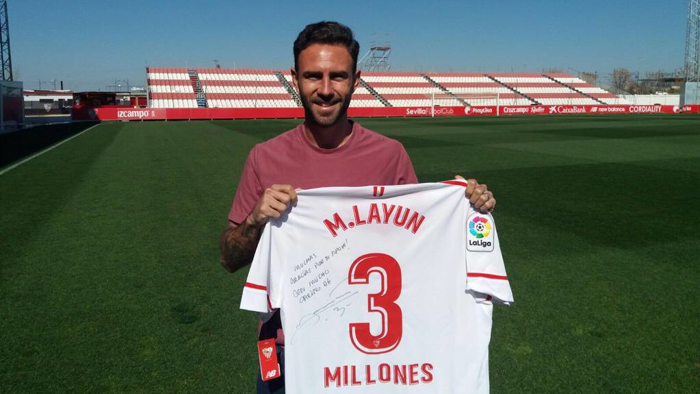 Miguel_layun's tweet photo. ¡Muchas gracias por su apoyo! En agradecimiento por llegar a 3 millones aquí 😍, regalaré esta camiseta firmada entre todos los que hagan RT usando #3MLayun y me cuenten cuándo y porqué me empezaron a seguir. https://t.co/elvPKCTwoK