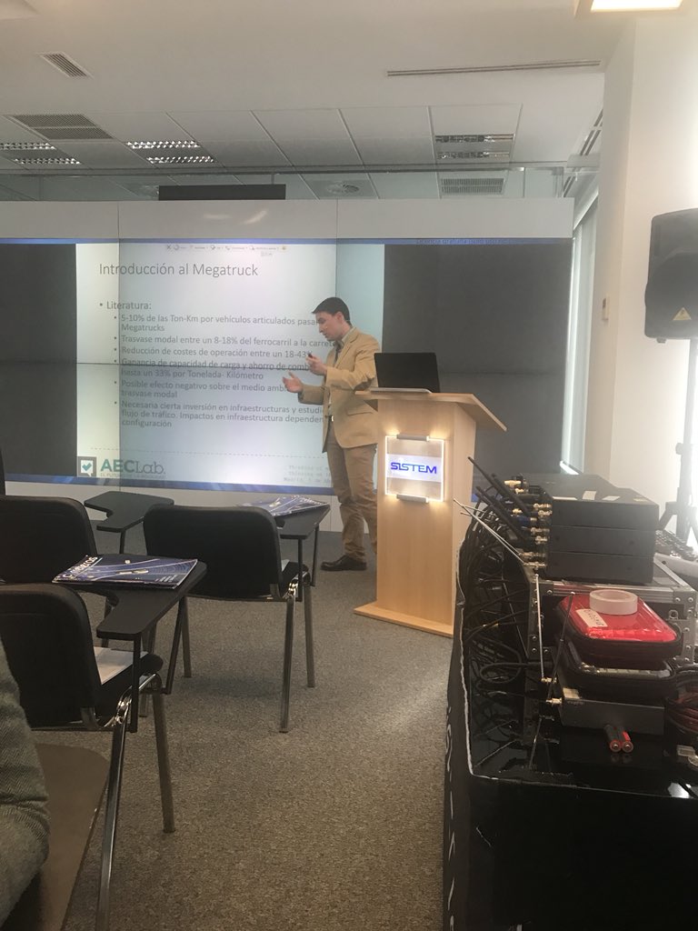 aec_thinktank's tweet photo. #AECLab Y vamos con la última sesión, que promete ser tan interesante como las precedentes. Interviene en primer lugar Alejandro Ortega, de #Transyt de @La_UPM, para hablar sobre #megatrucks: “El 82% de las toneladas que se mueven en España se transportan por #carretera”. https://t.co/G1K5Ajf7pd