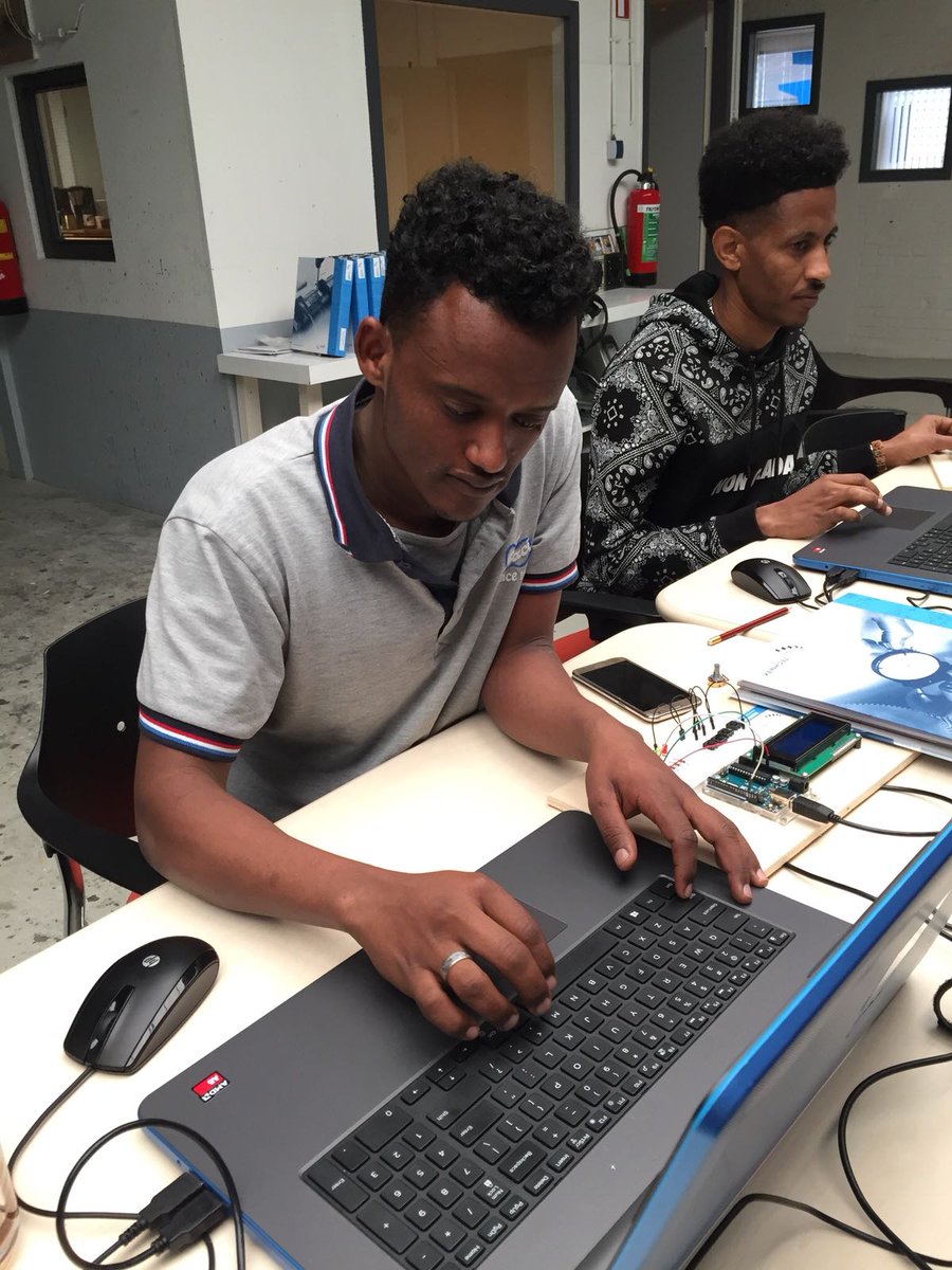 _techniekschool's tweet image. Deze week zijn onze deelnemers van &apos;De sleutel tot succes aan de slag gegaan met besturingstechniek. Dit blijkt toch nog lastig... Inmiddels na drie dagen toch al grote slagen gemaakt. Super goed gedaan!