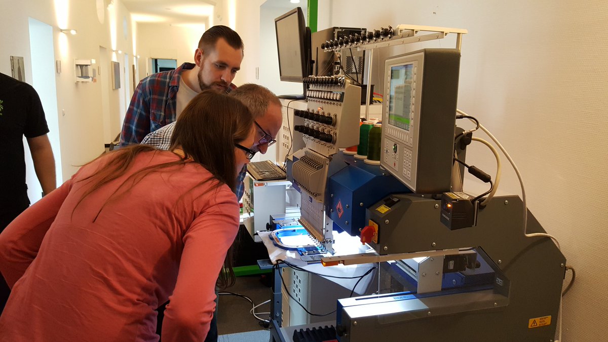 mdz_sk's tweet photo. Unsere vernetzte Stickmaschine: Die Schulung war erfolgreich, es kann losgehen! Ab 19.04. können auch #KMU und Interessierte #Digitalisierung live in den Räumlichkeiten von #textilmode ausprobieren. #hahnschickard #STFI #DITF #ITA #futureTEX2020 #textilvernetzt https://t.co/JhRNWLh4d1