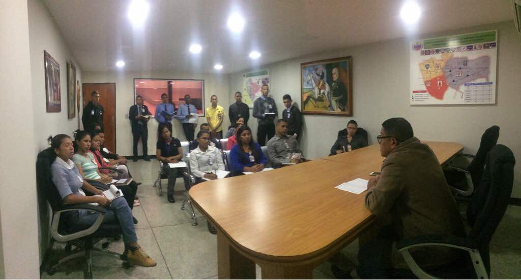 Reunión presidida por el Comisario General Luis Guzmán Supervisor de la Delegación Estadal Anzoátegui con el talento humano del Laboratorio Criminalistico Anzoátegui <a href="/DouglasRicoVzla/">Douglas Rico</a> <a href="/PRENSACICPC/">PRENSA CICPC</a> <a href="/CICPCPREVENCION/">PREVENCIÓN INTEGRAL DEL DELITO CICPC</a> <a href="/Cicpc192/">CICPC ANZOÁTEGUI</a> <a href="/castellanocicpc/">JOSÉ CASTELLANOS</a> @darwincicpc <a href="/guzmananzoateg1/">guzmananzoategui</a>