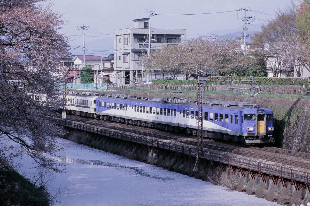 97年ごろ？@北山形～山形 花筏を浮かべる霞城公園のお堀端を仙山線の
