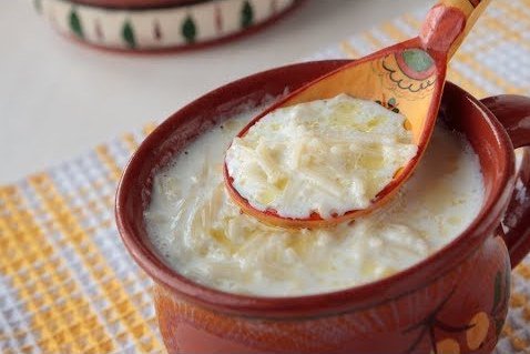 BelarusFacts's tweet photo. Затирка - старинный рецепт белорусской кухни. Это блюдо представляет собой молочный суп с клецками. Ржаную, пшеничную или гречневую муку круто замешивают или перетирают с яйцом и варят на воде или молоке. https://t.co/wf64N5MeNN