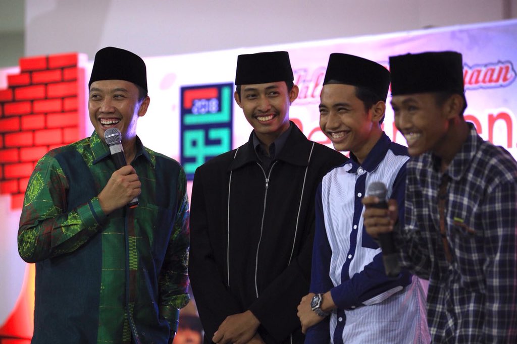 Santri Pondok Buntet Pesantren Cirebon hrs optimis menatap masa depan,krn revolusi jihad yg sukses menyatukan perjuangan bangsa jg lahir dr sini.

Takbir yg kita serukan hrs jg mengantarkan sukses #AsianGames2018 dimana ada doa,dukungan ulama,santri dan seluruh masy.Indonesia.-IN