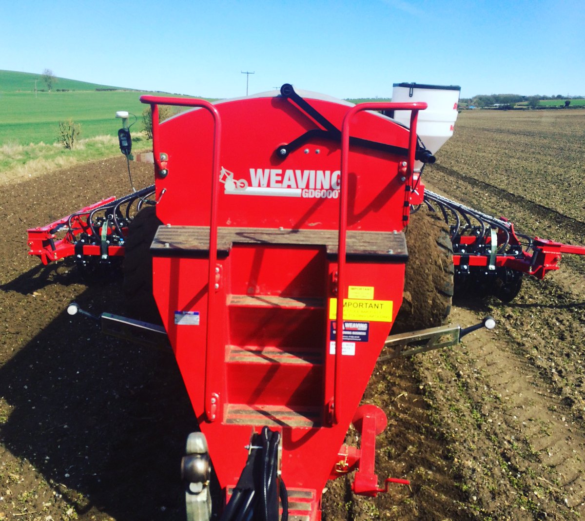 Weaving_Mach's tweet photo. A sight for sore eyes!! Drilling in Saffron Walden #GDDrill #weaving #GD #farming #spring #bluesky #drilling #springdrilling https://t.co/eiIKq5B7wp