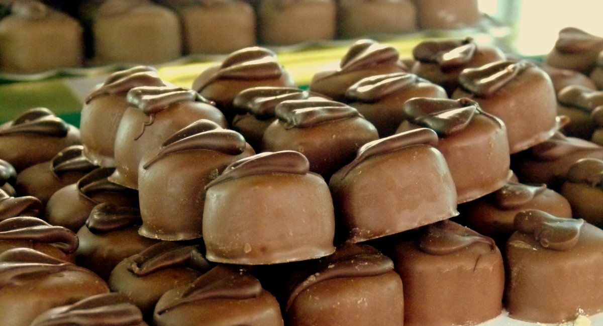 ConfiElRecord's tweet photo. #BuenJueves
Delicias #Dulces en "El Record"
#Bombones #Chocolate #Panadería #Confitería #Saavedra https://t.co/PWJbYYiiZu