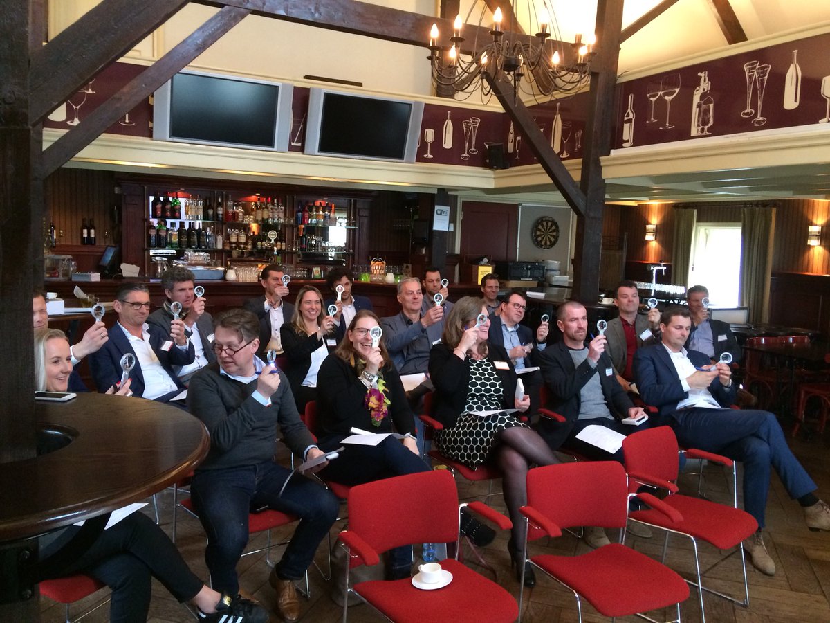 Deelnemers aan de masterclass #klantbeleving bekijken de parkeergarages door de ogen van de klant. #klantbeleving #pjc