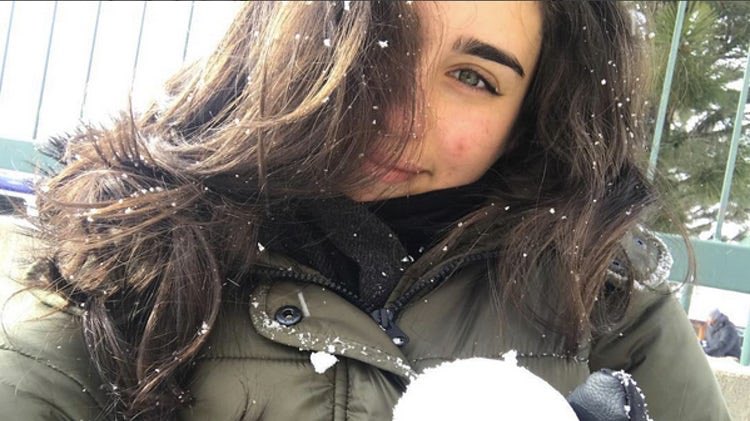 RelatableLMJ's tweet photo. Lauren         Vs             Lauren
In                                    In real
Fanfics                            Life https://t.co/J4dhwF0jYI