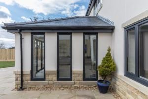 Liniarprofiles's tweet image. A new development of luxury houses using Liniar PVCu flush sash windows in 7016 Grey - simply stunning! 
#AlternativeWindows #MillbrookDevelopments #LoveLiniar
liniar.co.uk/case-studies/w…