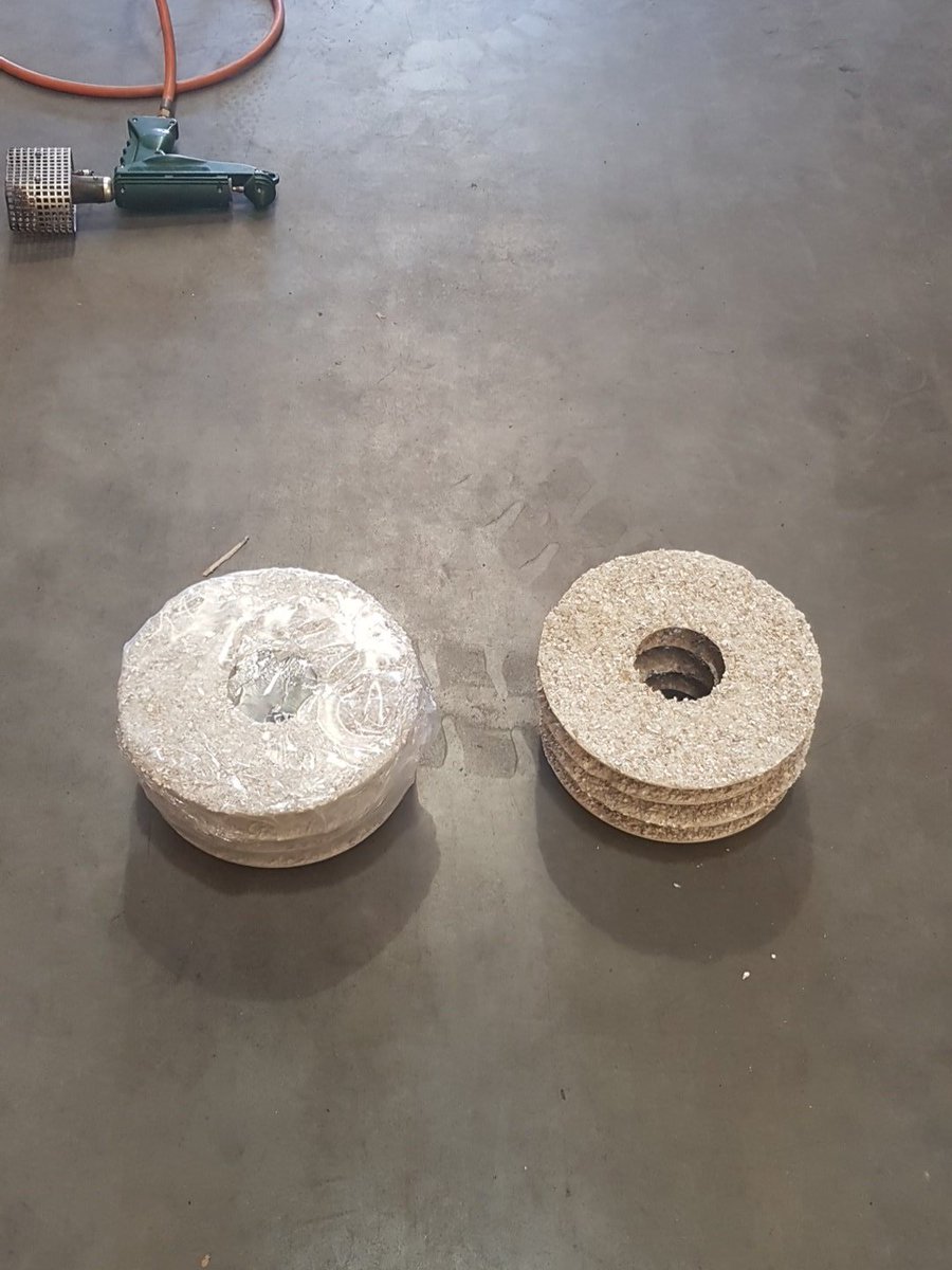 DanOrchardVenco's tweet photo. Another 8 refills for our packing pans going out for a customer today #peckingpan #welfare #poultrywelfare https://t.co/jDK2wkGAn6