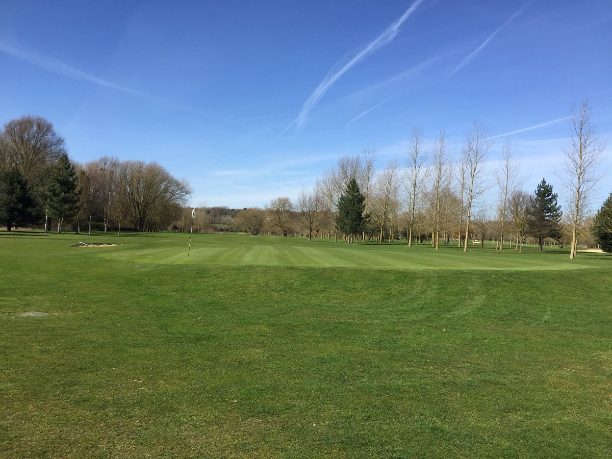 BeedlesLake's tweet photo. Front 9 open now, 16 holes tomorrow and the weekend. Masters in glorious HD in the clubhouse later as well. Beaut of an evening for it here as well. https://t.co/hQZqJaedEm