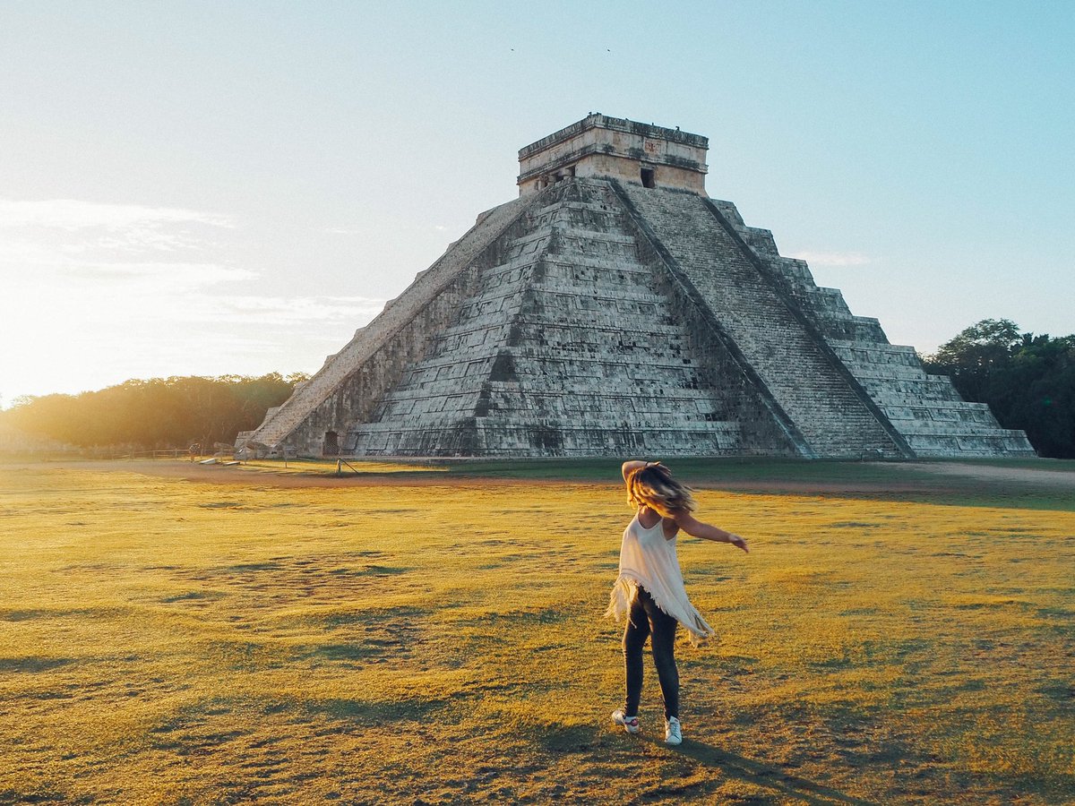 IrinaTourisme's tweet photo. Souvenirs de mon expérience au Mexique 🇲🇽 à Chichen Itza avec @Fiigee_ ! Lever de soleil sur une des 7 merveilles du monde 😍 #JeudiPhoto #Fiigee https://t.co/B7jRAtrjhh