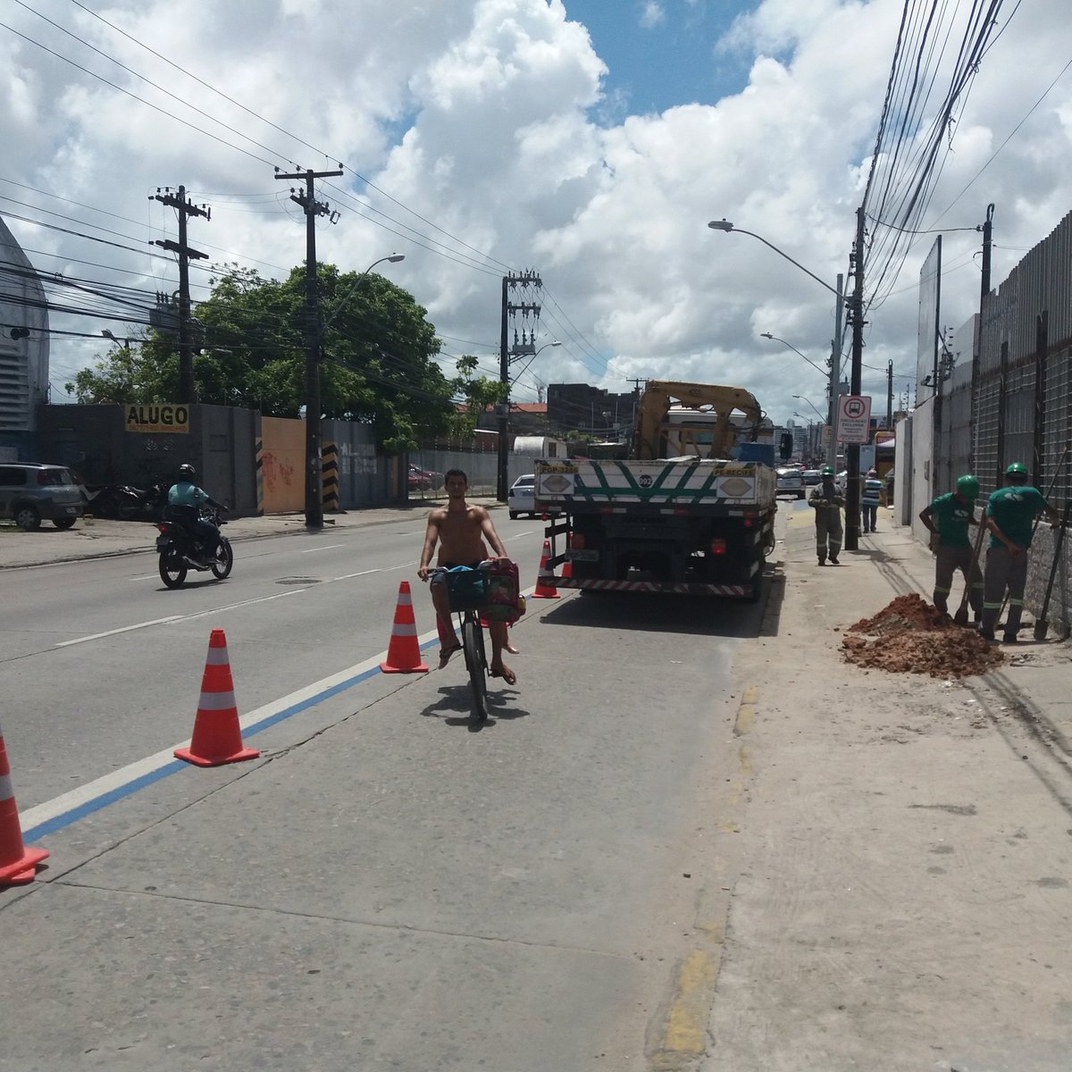 MobilidadePE's tweet photo. FAIXA AZUL DA ESTRADA DOS REMÉDIOS TERÁ FISCALIZAÇÃO ELETRÔNICA
#Recife #FaixaAzul #CTTU #EstradaDosRemédios #FiscalizaçãoEletrônica #Ônibus #CorredorExcluviso 
https://t.co/DcQALfaAxP https://t.co/IV2U5NVqFO