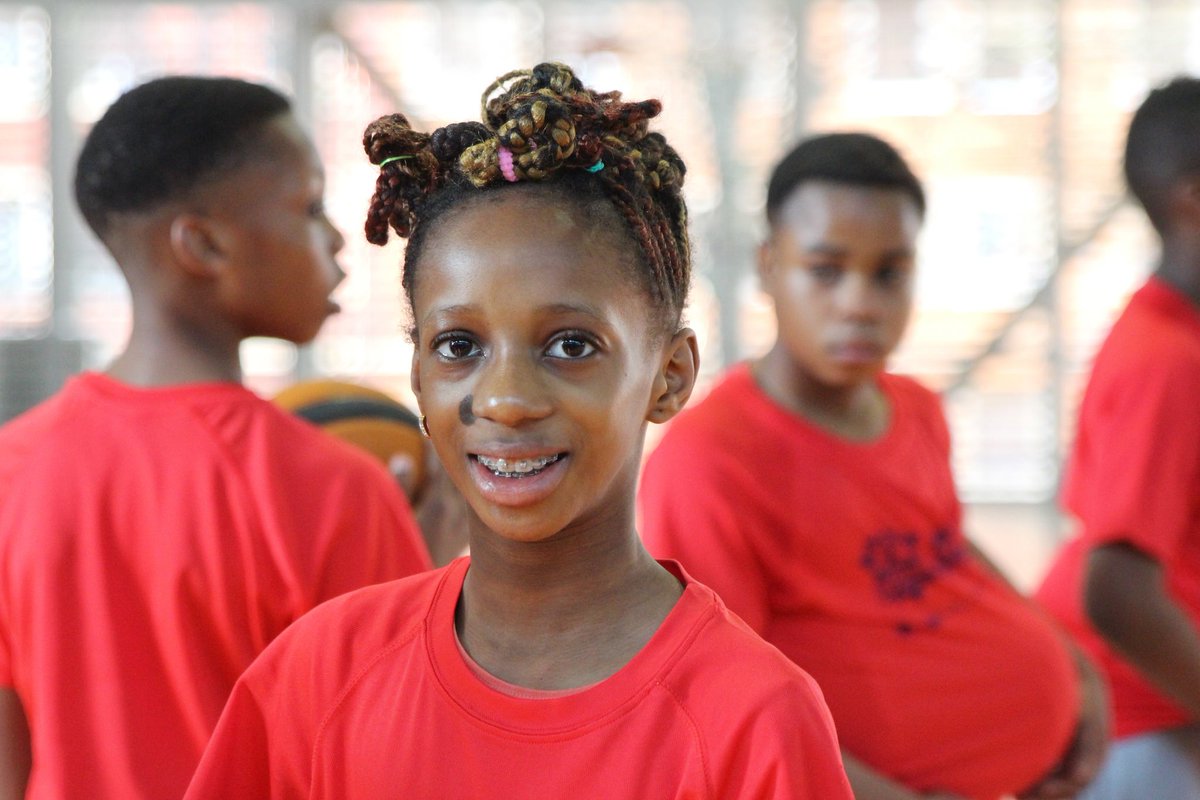 FundacionBKNDA's tweet photo. SOCIAL | Vuelve el Campus Solidario de @Baskonia 🔝 Bajo el lema "Baloncesto para todos" más de 50 niños y niñas que participan en proyectos sociales impulsados por @SaveChildrenEus disfrutan estas fechas practicando 🏀 
¡Conoce el Campus Solidario! 👉 https://t.co/C1yQu8f4pa https://t.co/9Tw2G6ZWHl