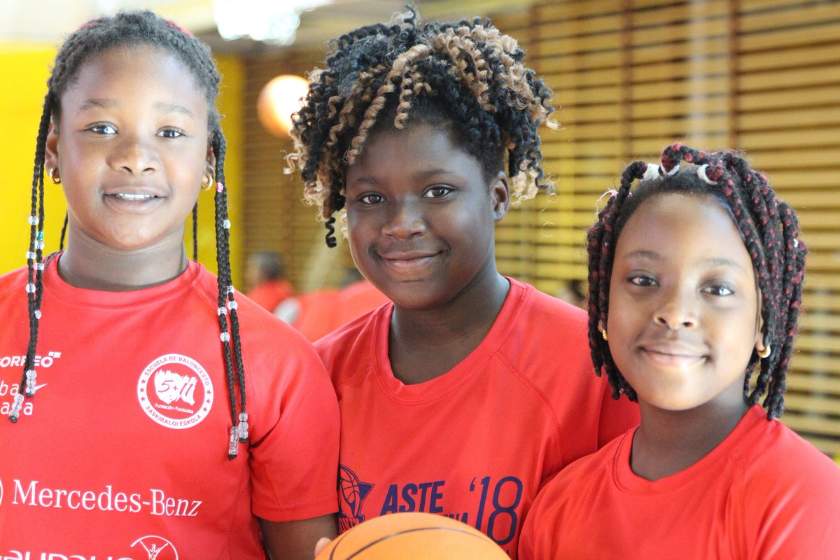 FundacionBKNDA's tweet photo. SOCIAL | Vuelve el Campus Solidario de @Baskonia 🔝 Bajo el lema "Baloncesto para todos" más de 50 niños y niñas que participan en proyectos sociales impulsados por @SaveChildrenEus disfrutan estas fechas practicando 🏀 
¡Conoce el Campus Solidario! 👉 https://t.co/C1yQu8f4pa https://t.co/9Tw2G6ZWHl
