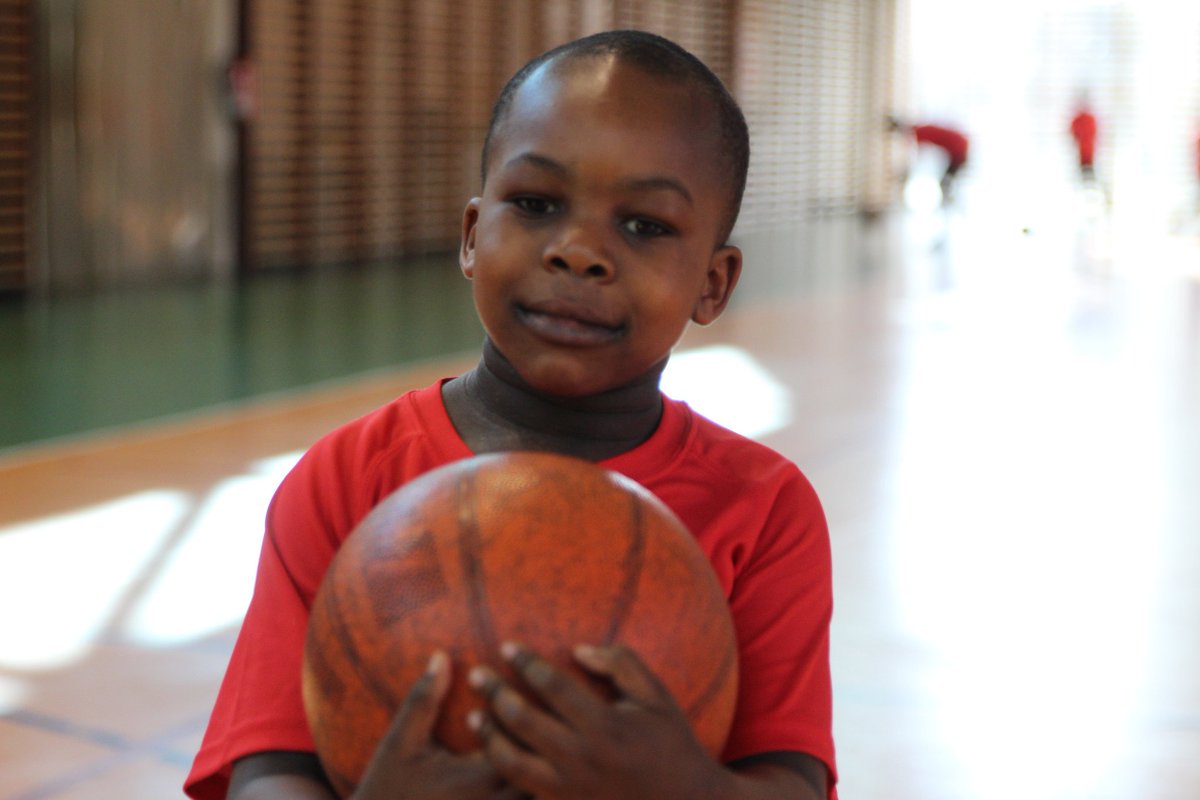 FundacionBKNDA's tweet photo. SOCIAL | Vuelve el Campus Solidario de @Baskonia 🔝 Bajo el lema "Baloncesto para todos" más de 50 niños y niñas que participan en proyectos sociales impulsados por @SaveChildrenEus disfrutan estas fechas practicando 🏀 
¡Conoce el Campus Solidario! 👉 https://t.co/C1yQu8f4pa https://t.co/9Tw2G6ZWHl
