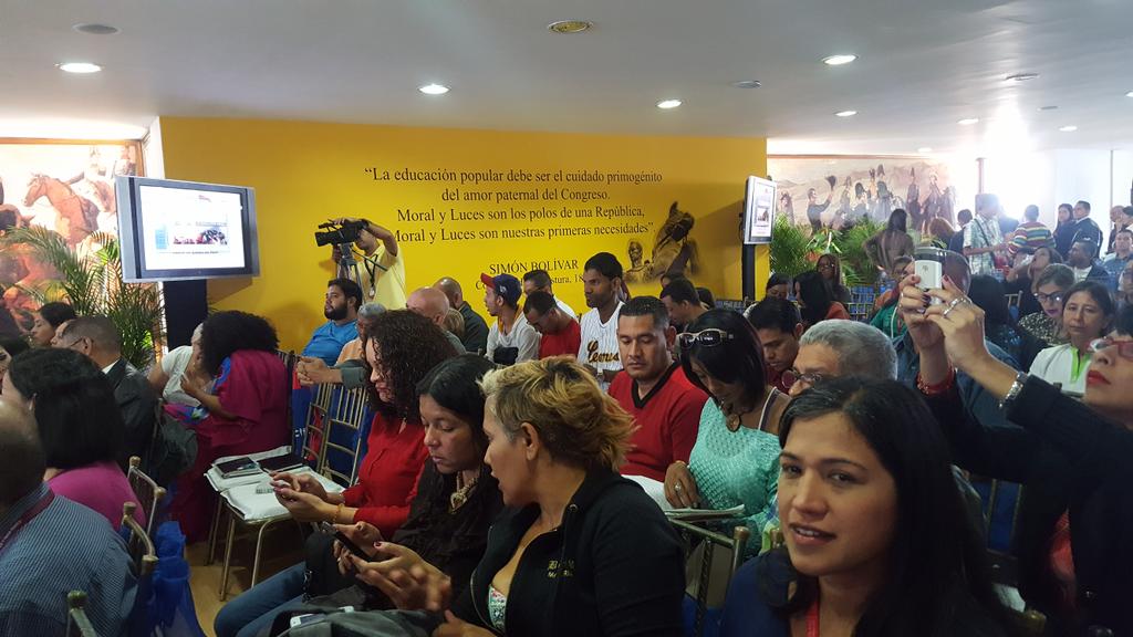 RosangelaOrozco's tweet photo. La Viceminstra @Nancyor7 nos habla de las Escuelas Técnicas en el 3er Encuentro de Comunicadores y Comunicadoras Digitales por la Educación #TuiterosPorLaEducacion @MPPEDUCACION @JauaMiranda @maestratuitera @fttselara @ErickLozanoDice @GipsyGastello @Enc_Popular https://t.co/cILnHXgeDQ