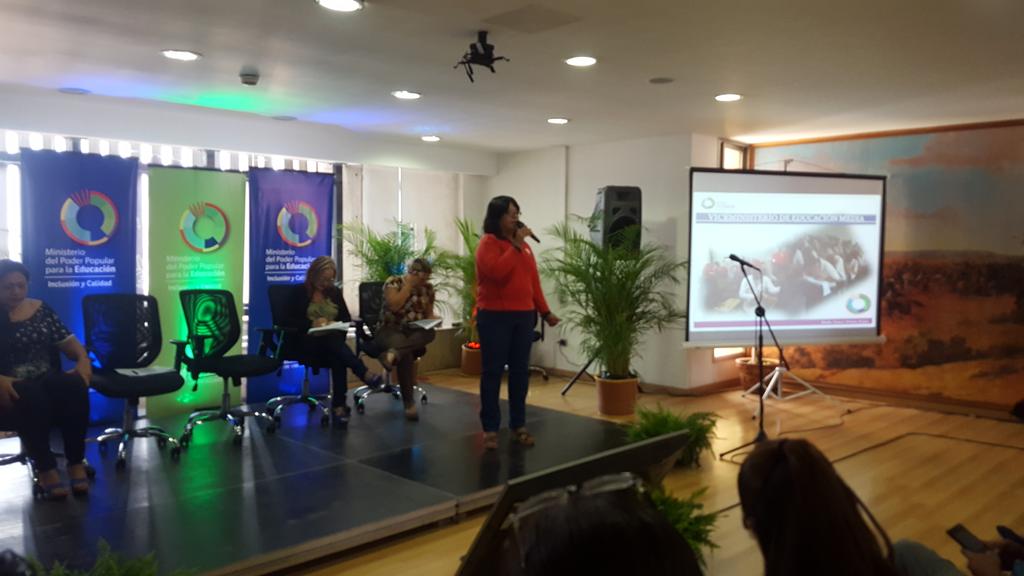 RosangelaOrozco's tweet photo. La Viceminstra @Nancyor7 nos habla de las Escuelas Técnicas en el 3er Encuentro de Comunicadores y Comunicadoras Digitales por la Educación #TuiterosPorLaEducacion @MPPEDUCACION @JauaMiranda @maestratuitera @fttselara @ErickLozanoDice @GipsyGastello @Enc_Popular https://t.co/cILnHXgeDQ