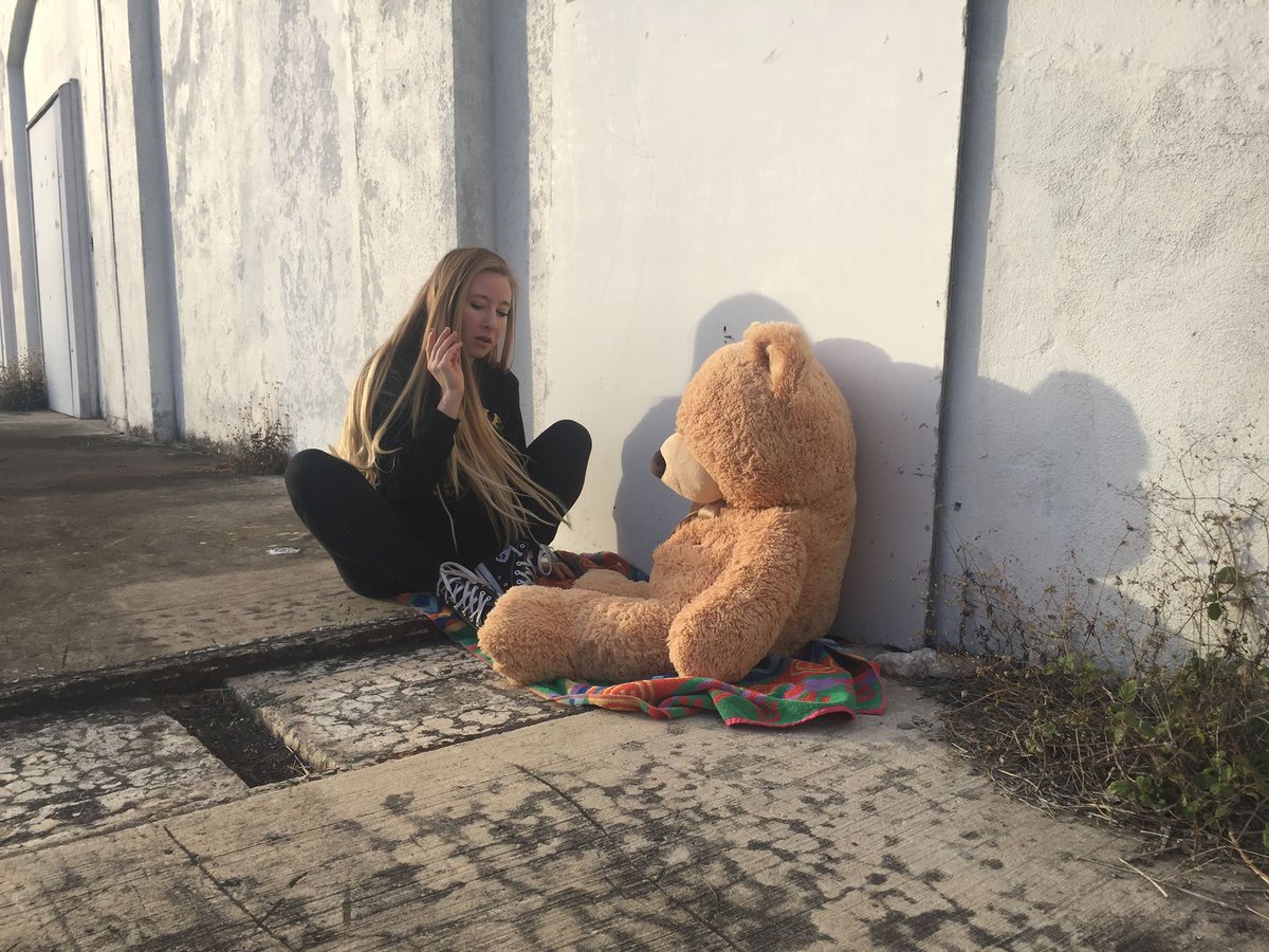 MarkLikesMusic's tweet photo. Something wonderful is happening. Its working its way round the Globe as you read this. As the date changes to #6April2018 you have access to hear the wonderful new song from the outstanding @ItsMeJades Hug A Bear.
https://t.co/tt9sX7kMc8 https://t.co/qJiSwrJrOs