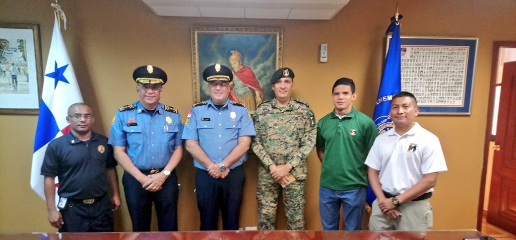 BCBRP's tweet photo. Mayor Solis @senafrontpanama realiza visita a nuestra institución para conocer el trabajo que se realiza en el Dpto. De Imprenta. Son recibidos por DG Villar y SDG Isaza. https://t.co/d40IHtXtTY
