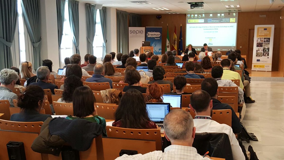 sepiegob's tweet photo. 📸 Inauguración de la Jornada de seguimiento a Asociaciones Estratégicas (KA2) Convocatoria 2016 en Sevilla con nuestro director, Pablo Martín, e Isabel Victoria Lucena Cid, Vicerrectora de Internacionalización de la Universidad @pablodeolavide #ErasmusPlus https://t.co/V26ATXe1WW
