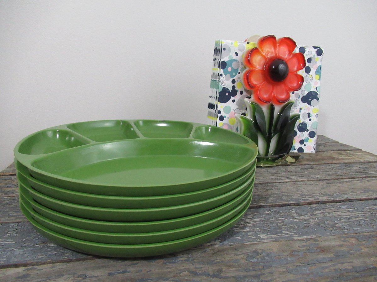 Avocado Green Plastic Plates etsy.me/2HaFIiw #avocadogreen #plasticplates #dividedplates #picnicplates #summercookout #campingplates