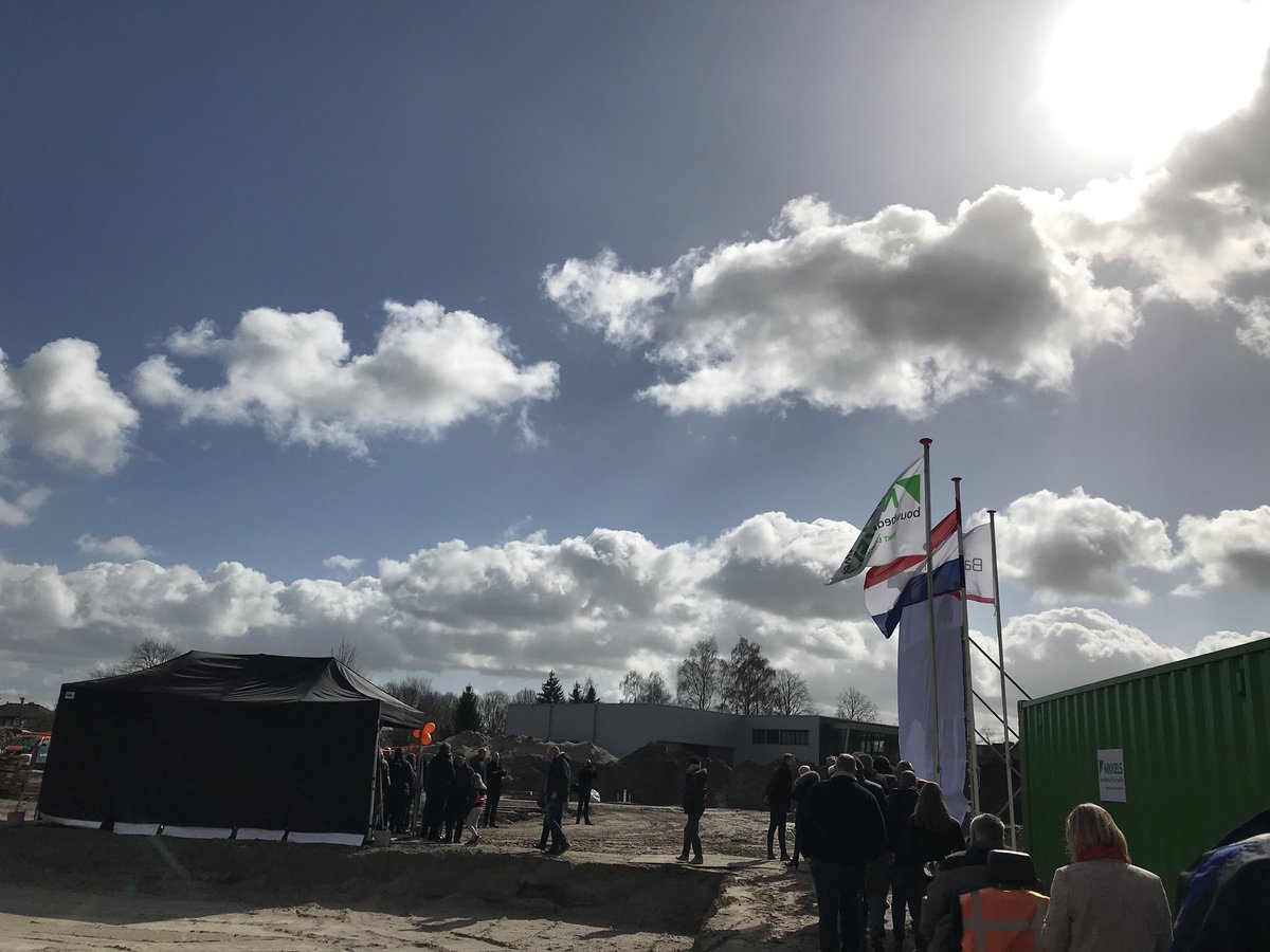 wstgbarneveld's tweet photo. Wat een prachtig moment voor dit bijzondere moment met mooie woorden van @Nikkels_bouw @AartdeKruijf @BarneveldInfo en: ‘koninklijk bezoek’ door klankbordgroep oud-bewoners #startbouw 40 #nieuwbouwwoningen #julianaplein #barneveld #socialehuur https://t.co/obBVHL6ZXJ
