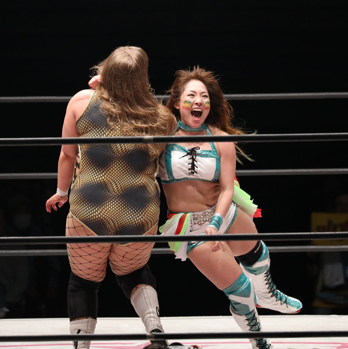 KurogoMinamoto's tweet photo. #スターダム
#ジャン叫
4.1 名古屋国際会議場イベントホール
SWA世界選手権試合
#Viperv バイパーvs #ジャングル叫女
ラリアットでのぶつかり合い、ジャン叫に軍配が上がったー‼
ここは攻め時だー⤴ https://t.co/apmcSdUEhb