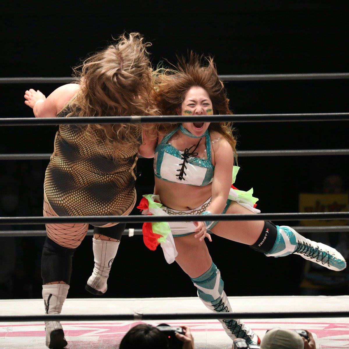KurogoMinamoto's tweet photo. #スターダム
#ジャン叫
4.1 名古屋国際会議場イベントホール
SWA世界選手権試合
#Viperv バイパーvs #ジャングル叫女
ラリアットでのぶつかり合い、ジャン叫に軍配が上がったー‼
ここは攻め時だー⤴ https://t.co/apmcSdUEhb