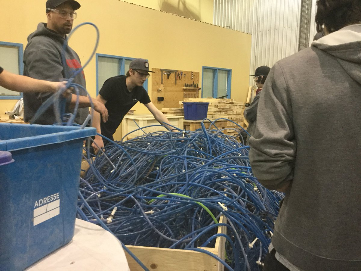 cfersommet's tweet photo. #Onportetousunpeulechapeau On récupère la tubulure acericole à notre ecole! Un geste pour l’environnement! https://t.co/MNd4vLGwHk