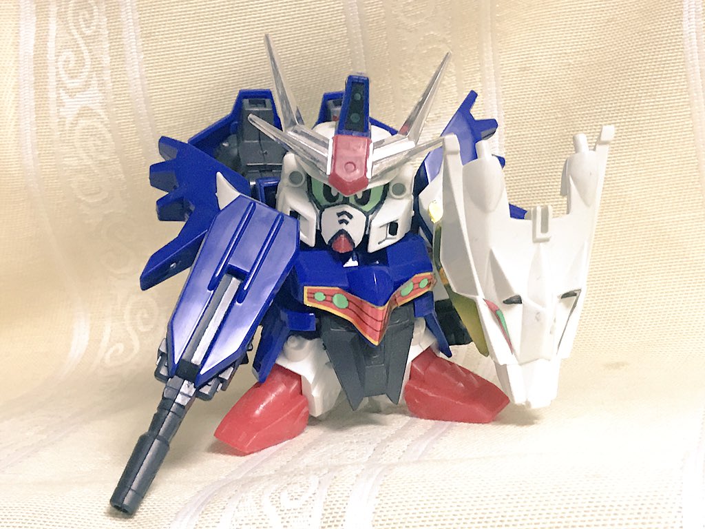 ぷらやん Sur Twitter 週末に向けてごそごそしてたら 昔顔だけ弄った 元祖sdのスターガンダムgp01を発掘 ちーびーも出来が良いけど完全変形する元祖も最高ですね 素晴らしきgアームズの世界