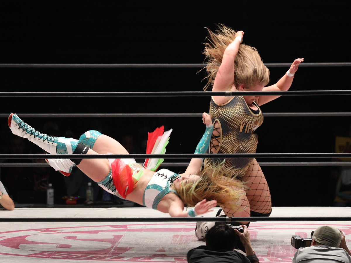KurogoMinamoto's tweet photo. #スターダム
#ジャン叫
4.1 名古屋国際会議場イベントホール
SWA世界選手権試合
#Viperv バイパーvs #ジャングル叫女
ラリアットの打ち合いを制し、さらに攻め込む瞬間カウンターのラリアット💥
ウエスタンラリアット⁉
一撃で流れが… https://t.co/svRuFuPTdE