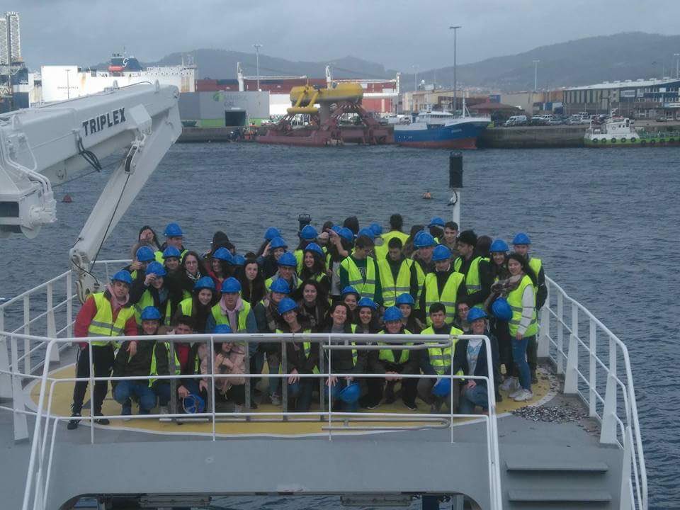 vigopesqueiro's tweet photo. #VigoPesqueiro nas Aulas aproxima cara o interior o sector e as profesións do mar percorrendo co IES de Cacheiras o Porto Pesqueiro de #Vigo e as instalación dun Estaleiro #colegios @TurismodeVigo @Puerto_de_Vigo @ClusterGalicia @turisriasbaixas @laALACENARoja #Turismoindustrial https://t.co/FCnuf97j4L