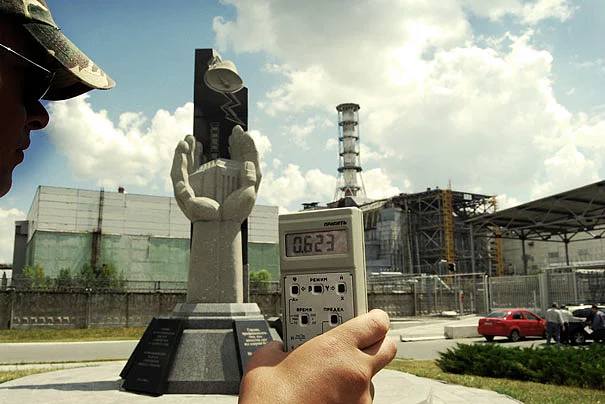 Радиация в чернобыле 2024. АЗС Чернобыль. Радиоактивные люди Чернобыль. Облучение радиацией Чернобыль.