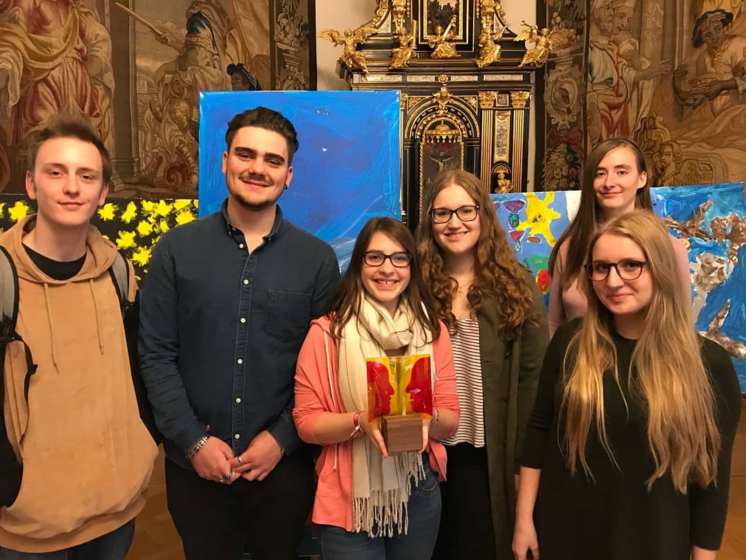 SacreCoeurP's tweet photo. Religion goes Poetry hat den 1. Platz beim Medienpreis 2018 gewonnen! Wir gratulieren allen beteiligten SchülerInnen und LehrerInnen! ☺
#bafepsacrecoeur #bafep #pressbaum #bakip #meinebafep #sacrecoeur #sacredheart #sacredheartschool https://t.co/TSZRRuxy1p