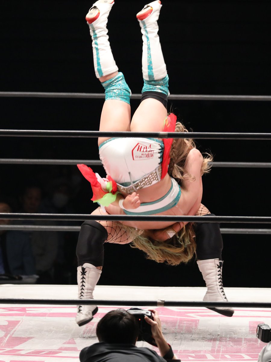 KurogoMinamoto's tweet photo. #スターダム
#ジャン叫
4.1 名古屋国際会議場イベントホール
SWA世界選手権試合
#Viperv バイパーvs #ジャングル叫女
リバーススプラッシュ、ミチドラⅡ
これだけくらっても切り返す‼
ついに覚醒モード突入ーーーー⤴ https://t.co/yQyANJ2Yxg