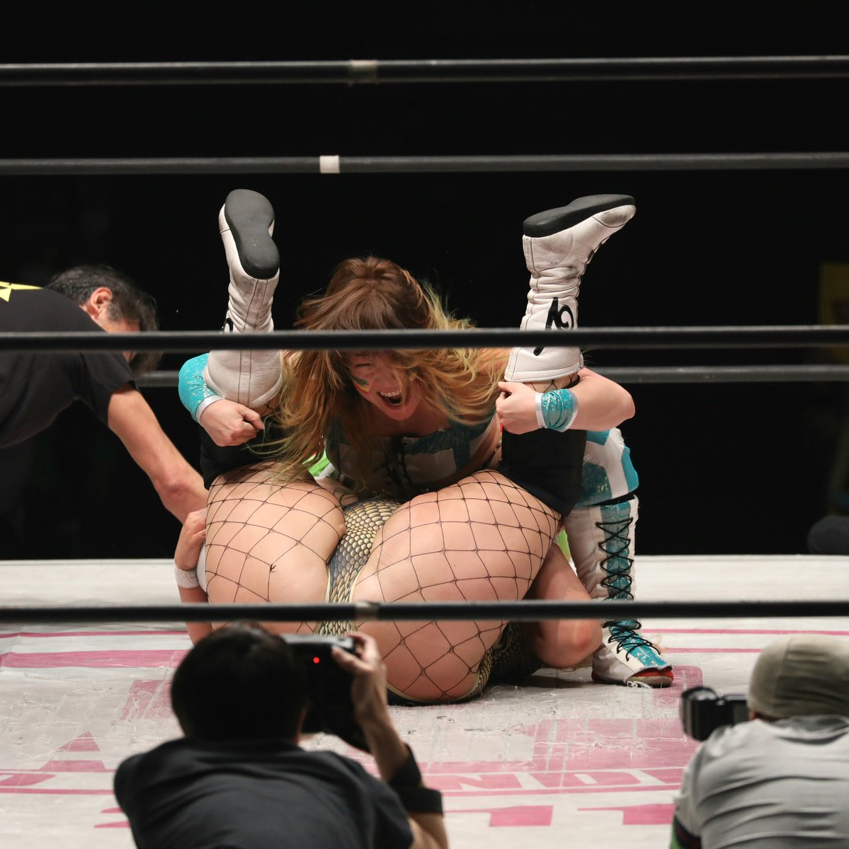 KurogoMinamoto's tweet photo. #スターダム
#ジャン叫
4.1 名古屋国際会議場イベントホール
SWA世界選手権試合
#Viperv バイパーvs #ジャングル叫女
リバーススプラッシュ、ミチドラⅡ
これだけくらっても切り返す‼
ついに覚醒モード突入ーーーー⤴ https://t.co/yQyANJ2Yxg
